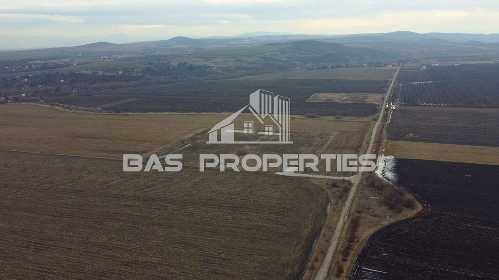 Парцел за промишлено строителство в София, област-с.Хераково площ 270