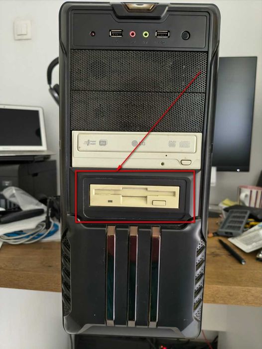 Unitate floppy disk (dischetă) 3.5" desktop + cablu 34 pini. Testată în Windows 10. Impecabilă!