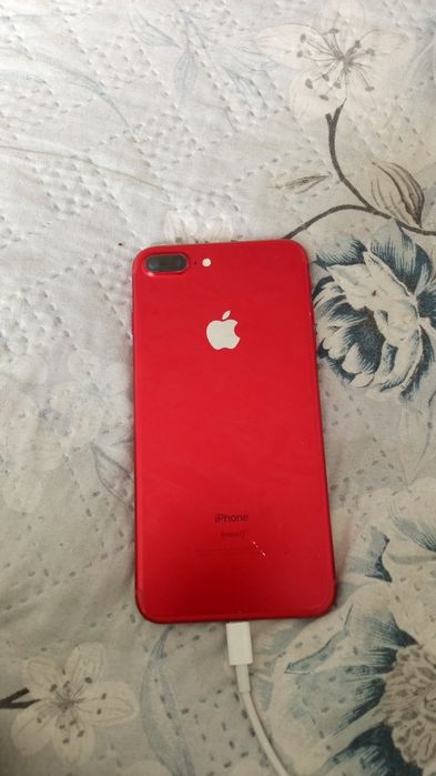 Продаю айфон 7+ красном цвете