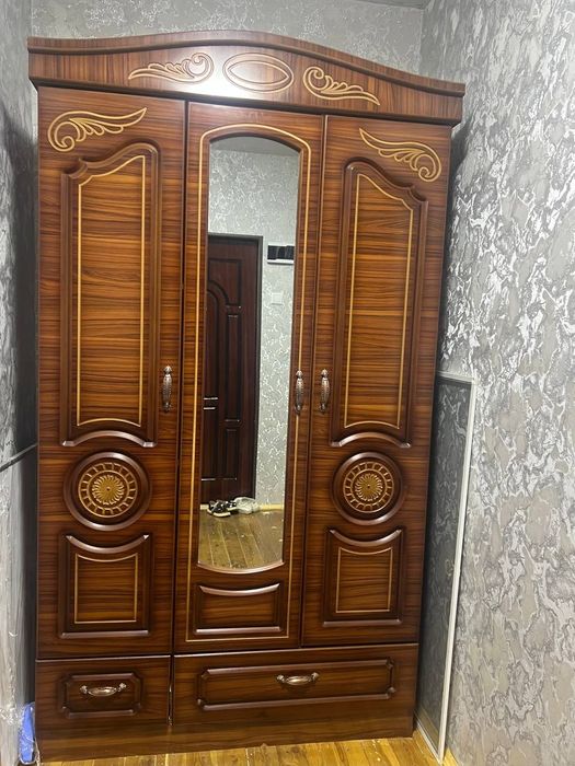 Шкаф с зеркалом — 3-дверный, вместительный.