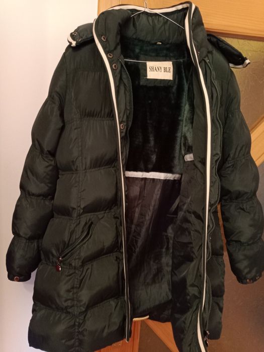 Geacă nouă damă de iarnă cu glugă Nr 46-48. Prețul 125 lei neg