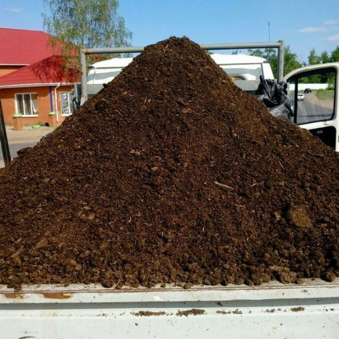 Использование навоза. Перепревший навоз. Глина навоз конский, салома. Конский перегной перепревший. Навоз.