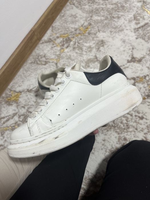 adidasi Alexander McQueen purtati cu urme de uzura