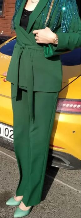Костюм зеленый продается с сумкой