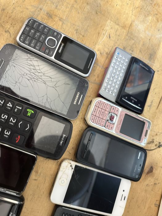 Vand un lot de telefoane unele nefunctionale