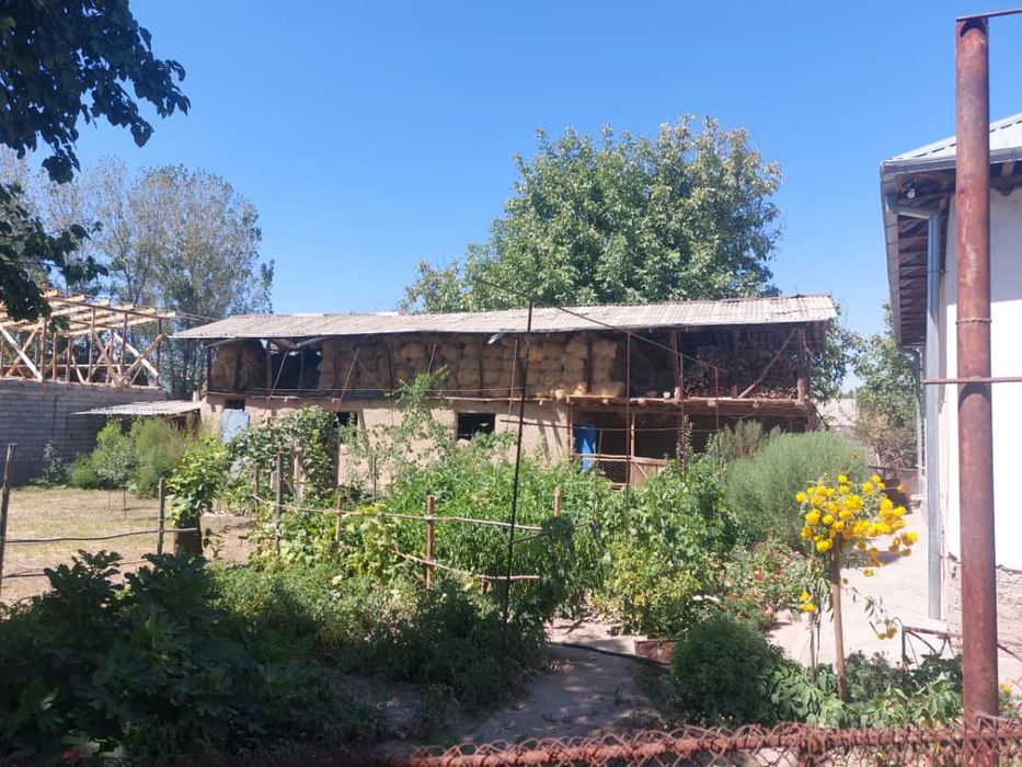 Срочно продам дом. Шошилинч Уй сотилади яхши жойда жойлашган.