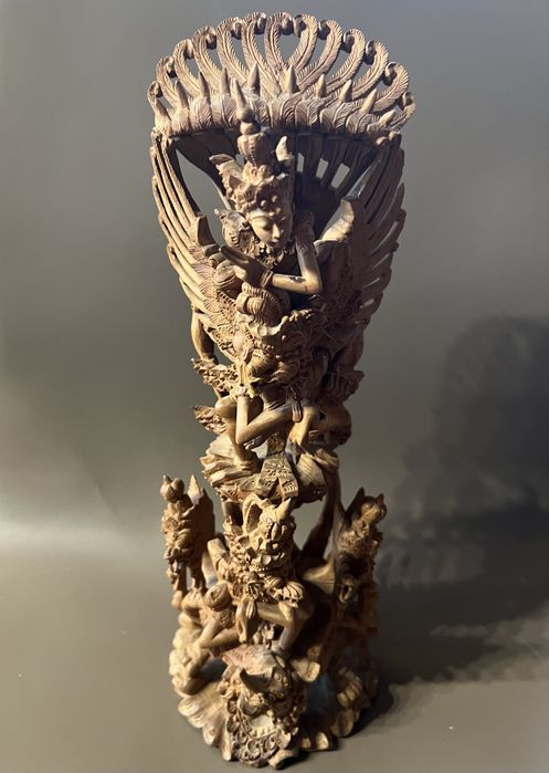 Уникални 50-годишни малки дърворезби от сандалово дърво