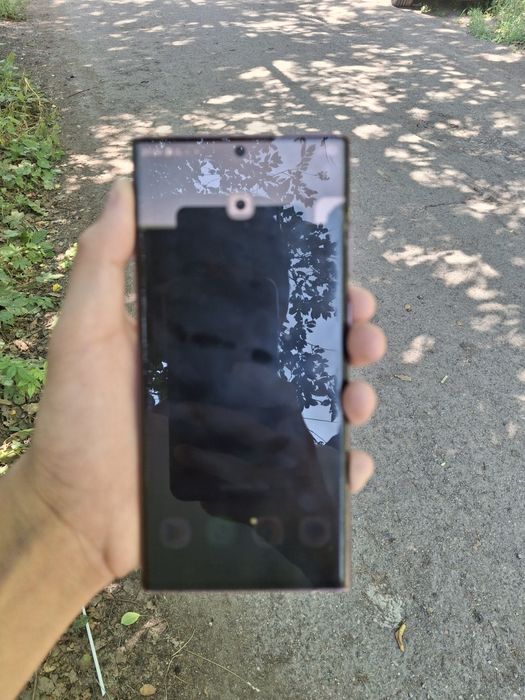Samsung S22 Ultra Burgundy.