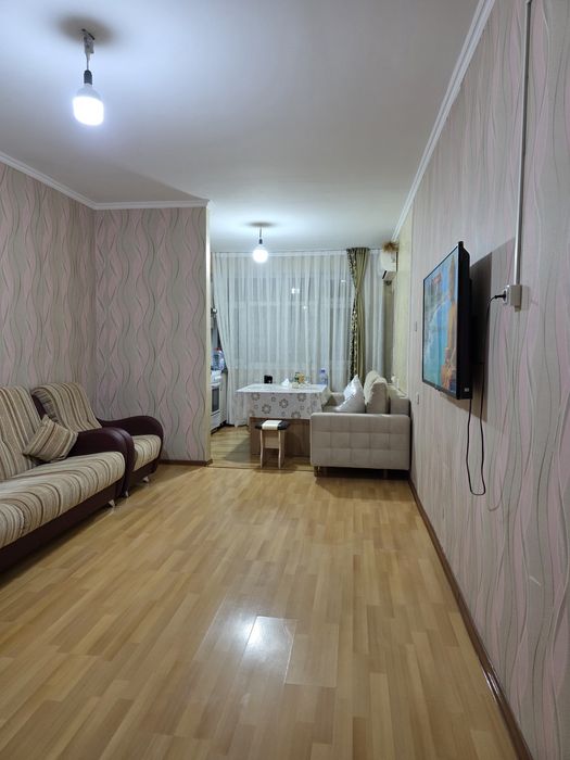Продам диван с двумя креслами