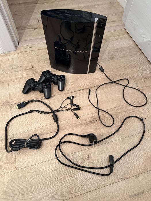 Vand consola PS3 Fat 80gb + 2 manete
