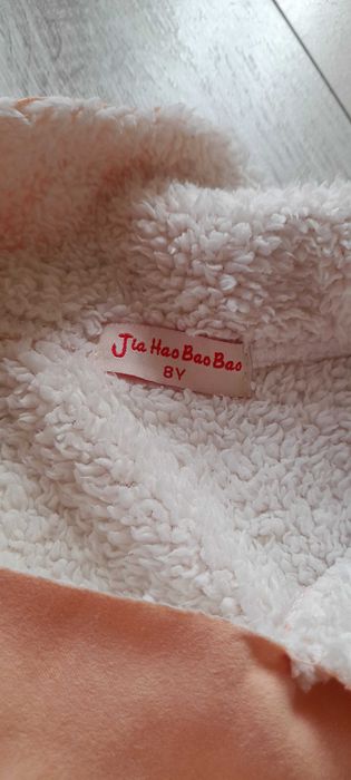 Яке за момиче  цвят  праскова