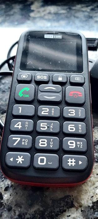 Telefon nou cu încărcător