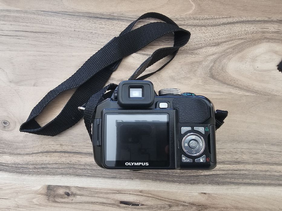 Olympus SP-560UZ – 18x оптичен zoom, отличен комплект