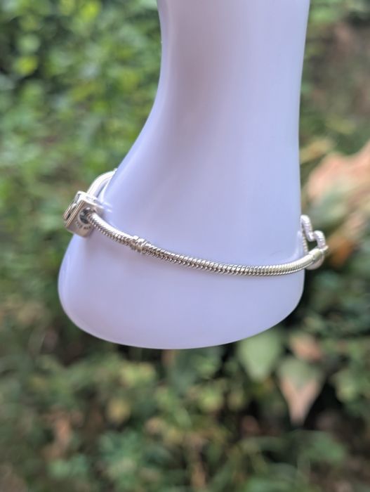 Veche bratara din argint de 925 cu lant tip clasic si sistem de inchidere in forma de inima, cu un charm pandantiv cu litera M, Pandora, ALE