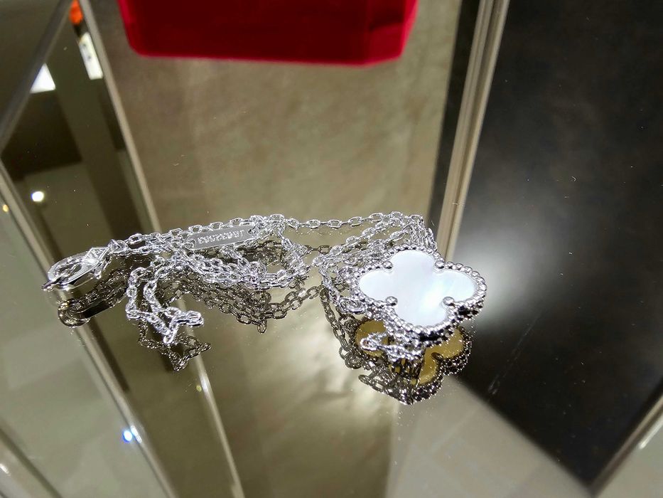 Van Cleef & Arpels VCA Silver Mother of Pearl Alhambra Дамско Колие