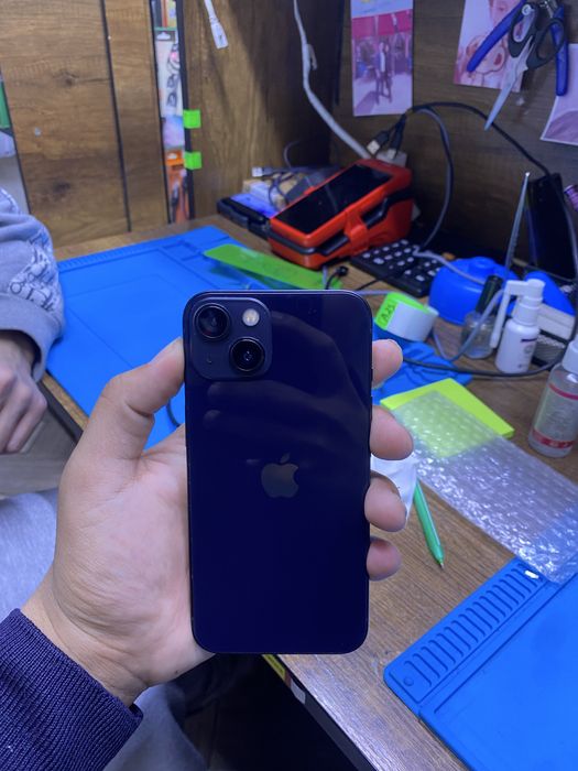 Телефон iPhone 13