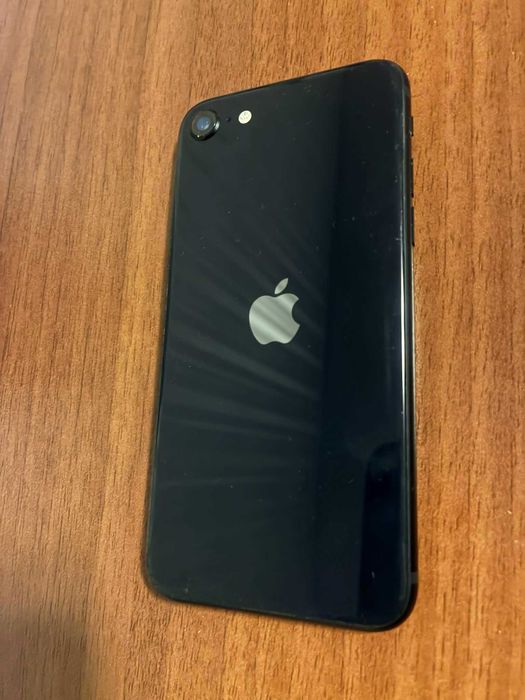iPhone SE 3 128GB – Много добро състояние, батерия 88%