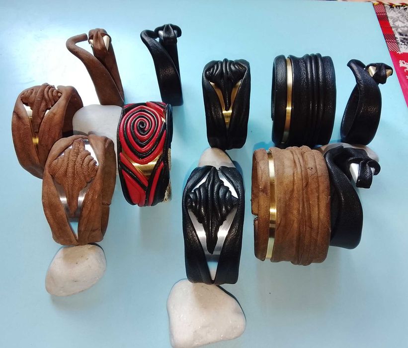 Дамски кожени гривни с метал.