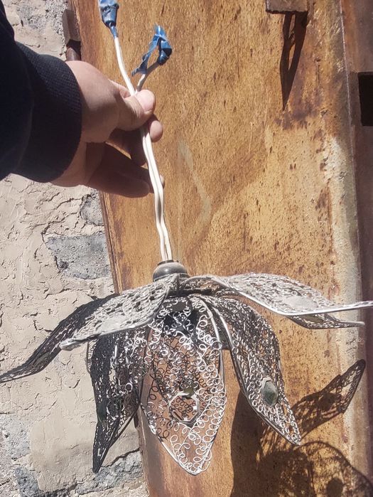 Две люстры б/у в хорошем состоянии.