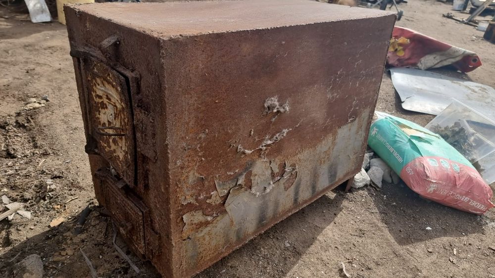 Продам печь , котёл и сейф