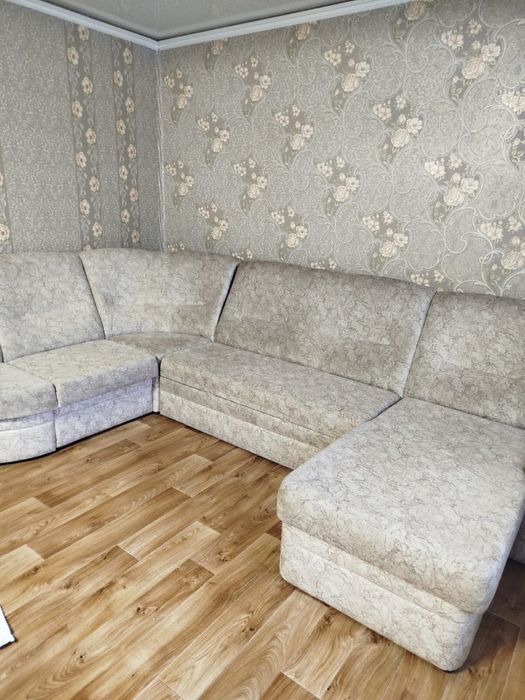 Диван- Софа бежевый красивый, раздвижной всё работает,