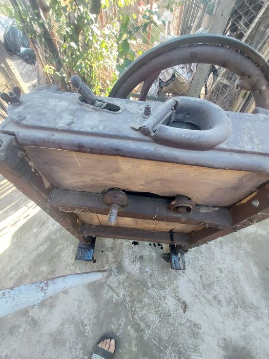 Machină de curățat porumb  de Uzinele Magheru