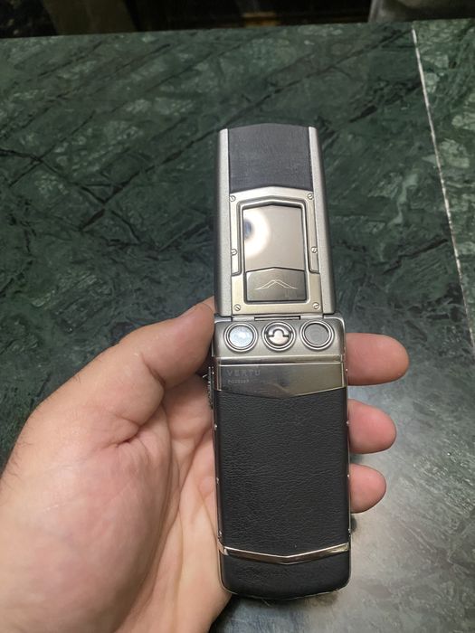 Vertu Ayxta Black в идеальном состоянии.