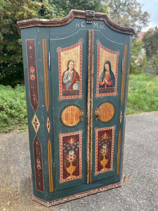 Dulap vechi de colecție