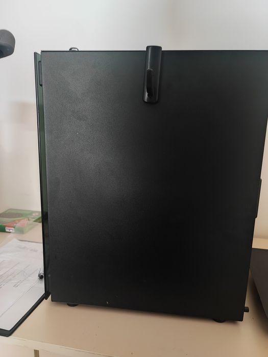 Настолен компютър с монитор, мишка и клавиатура