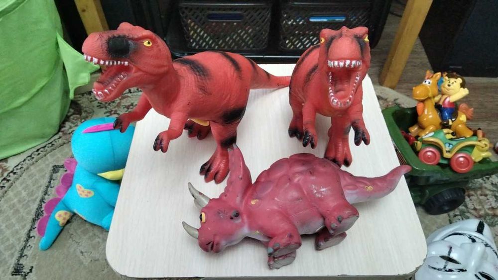 Игрушки динозавры, пауки, тарантулы