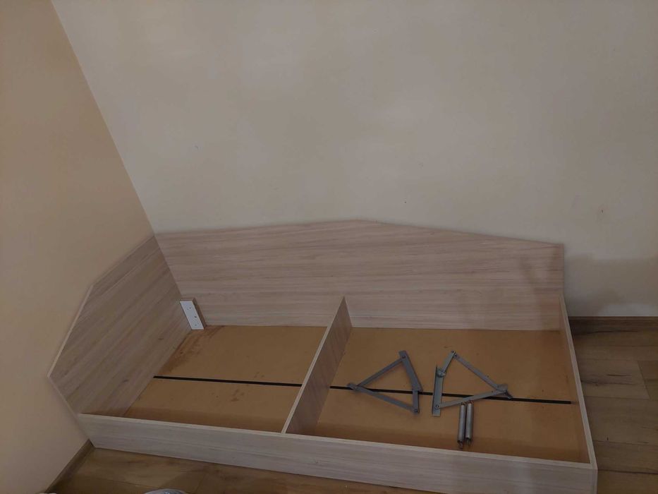 Легло с повдигащ механизъм за матрак 82/ 190см. като ново.