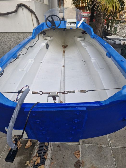 Лодка с колесар за разходка и риболов