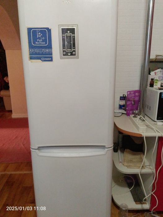 Продается б/у холодильник индезит