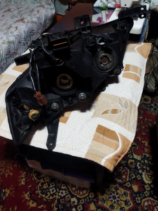 Продавам фарове за Митсубиши Аутлендър