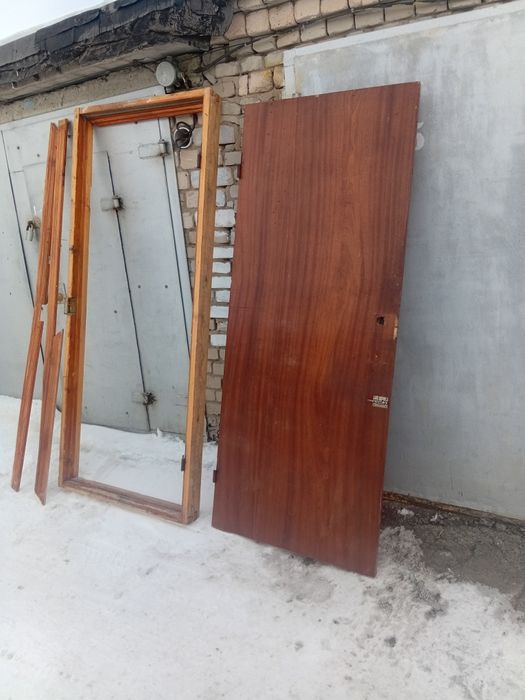 Дверь деревянная входная