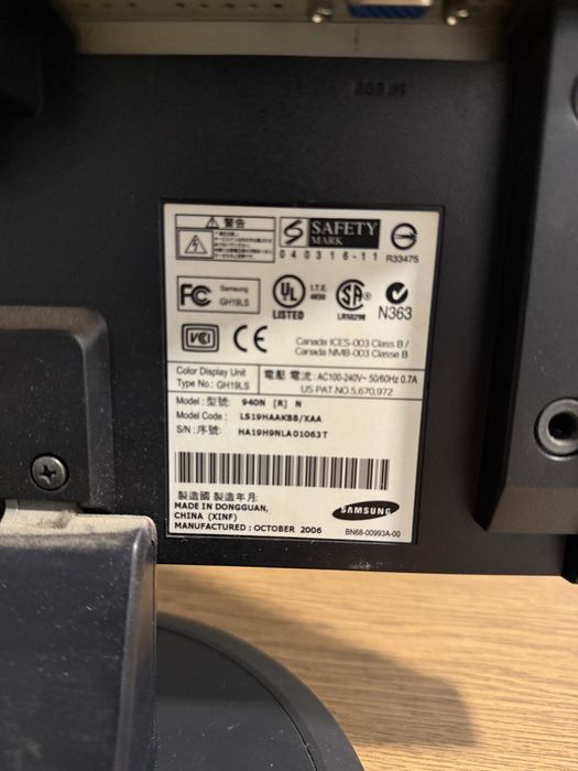 2 Monitoare LCD Samsung SyncMaster 932B si 940N