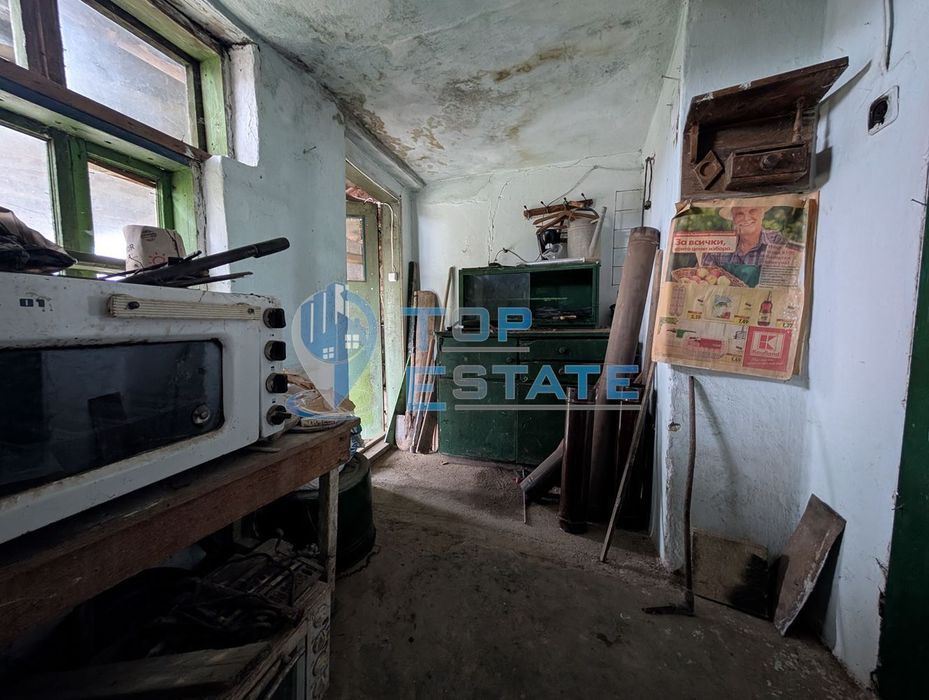 Едноетажна къща с вътрешна баня и кладенец в село Джулюница