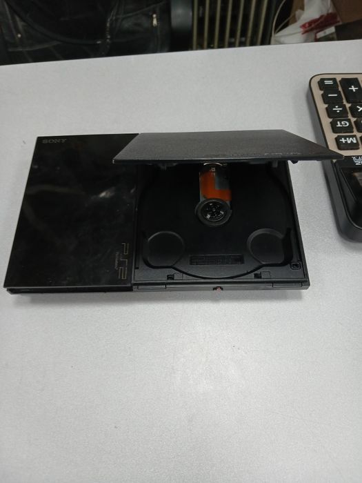 Продаётся сони плейстешен 2 в рабочем состоянии ремонта не подлежал не