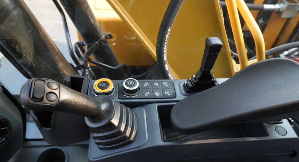 Колесный Экскаватор LOVOL FW160F