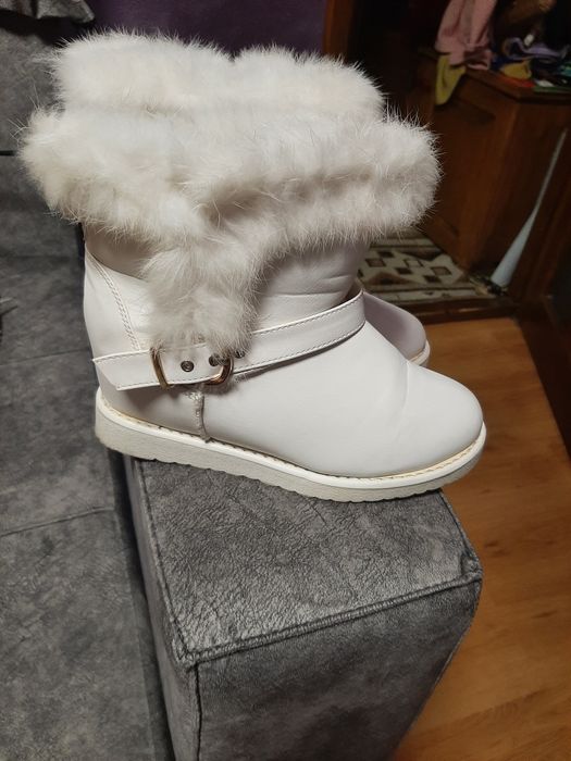 Vind cizmulițe  superbe albe cu blanită
