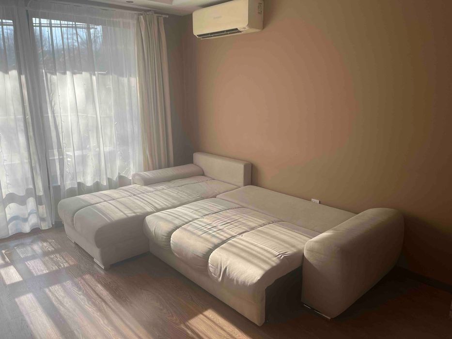 Диван бежов с 8 възгавници