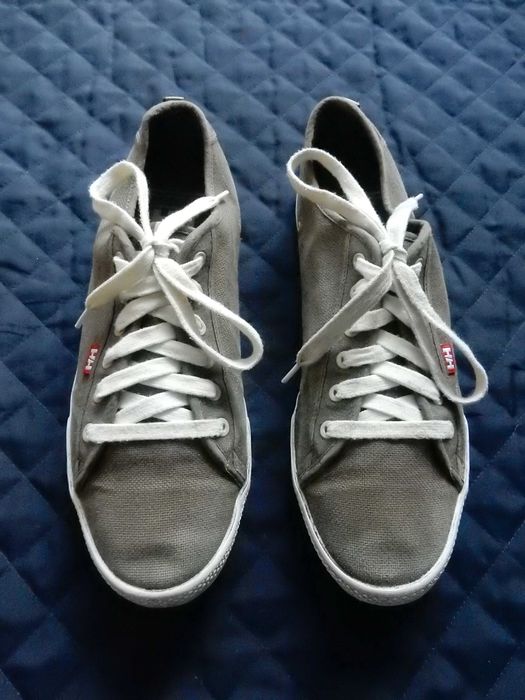 Tenisi Helly Hansen stil Converse. Marime 46 1/2 (12 US). Impecabili.