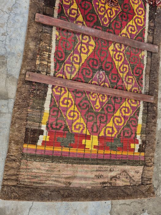 Қол өнер ұлттық бұйымдар сатылады