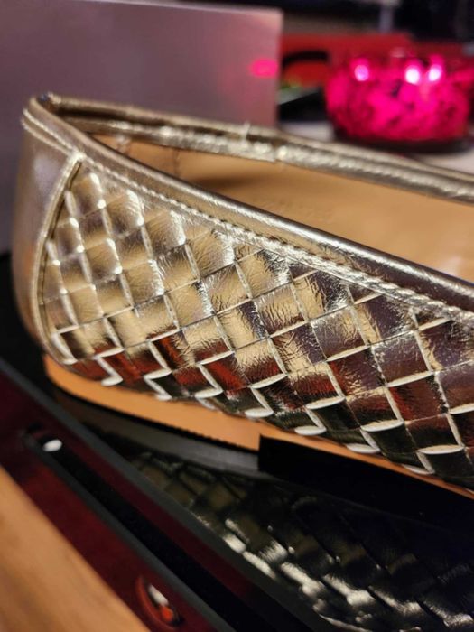 Чисто нови обувки от естествена кожа