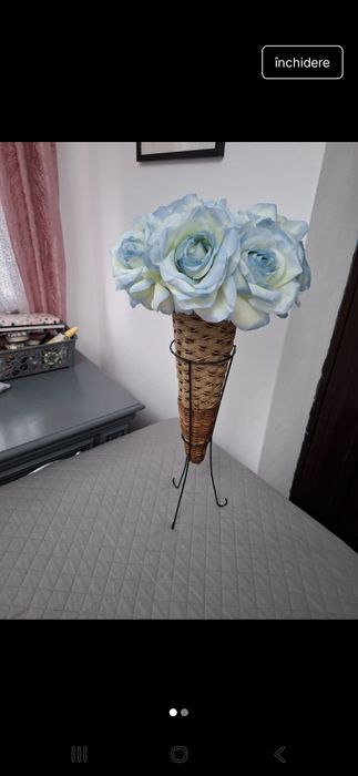 Vand lot 10 buc cos ratan cu flori