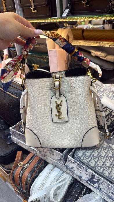 Vand geanta YSL se face si de umar