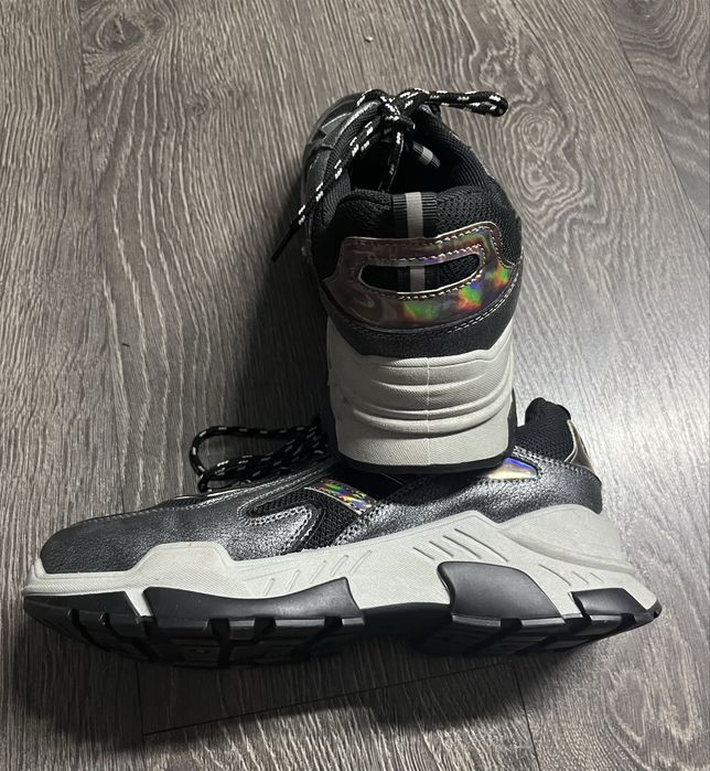 Кроссовки женские