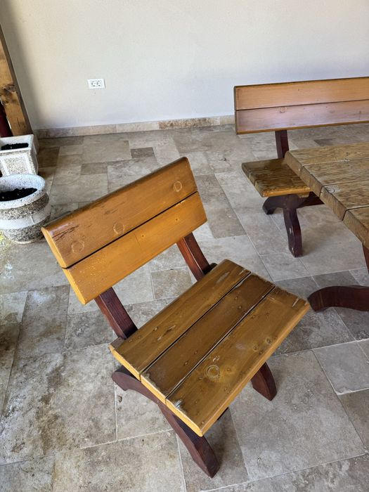 Set mobilier terasă din lemn masiv – masă + 2 bănci + 2 scaune (8–10 persoane)