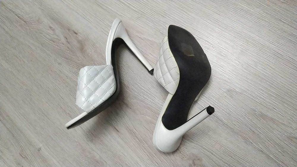 Продавам дамски чехли  висок ток