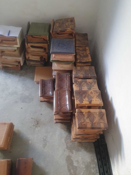 Diverse materiale pentru sobe din teracotă în stare nouă